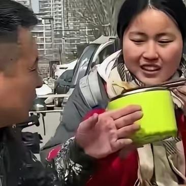 手里还攥着没吃完的工地盒饭，安徽张先生接到女儿电话时，魂儿都飞了。一个常年干重活