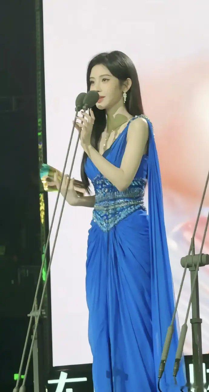 鞠婧祎 蓝色妖姬 当2025腾讯星光大赏的聚光灯刺破夜色，鞠婧祎身着VERSAC