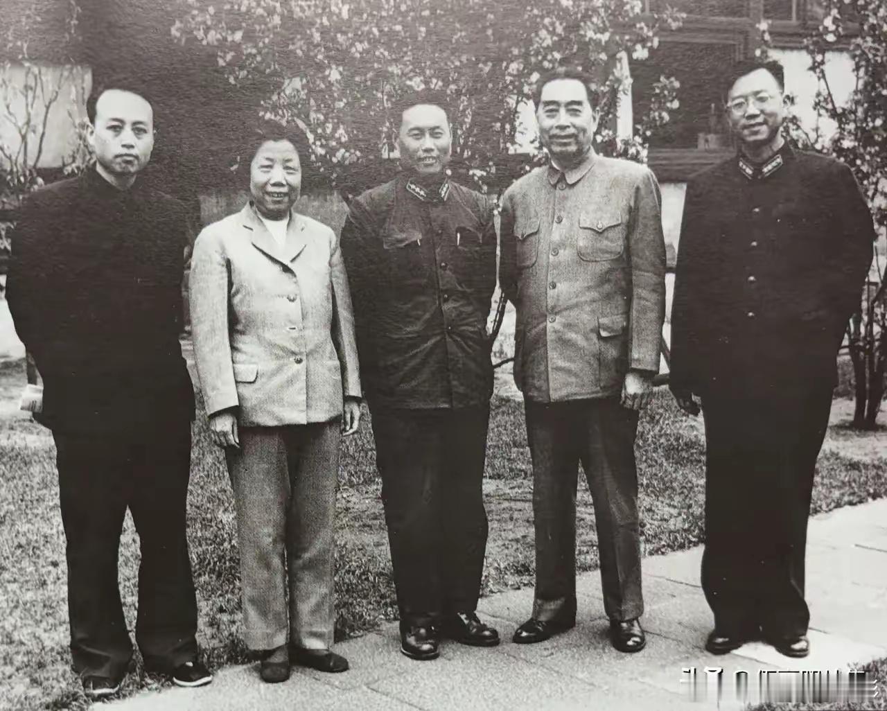 1963年4月12日下午，周恩来总理与夫人邓颖超在中南海西花厅，亲切接见了“南京