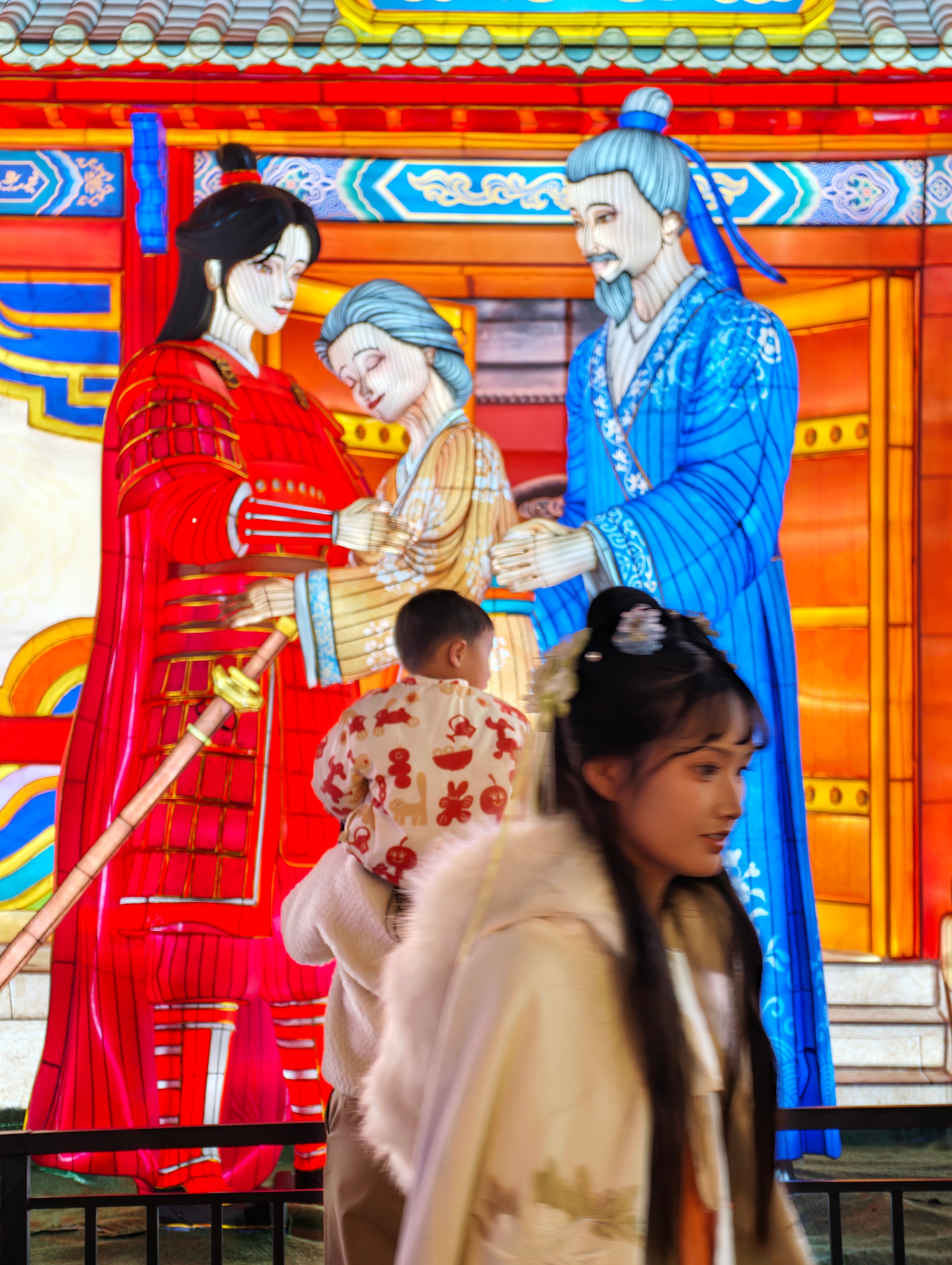 这灯会真挺不错的，可以说惟妙惟肖了栩栩如生。就最后我儿子那张被人挡住了，遗憾。 