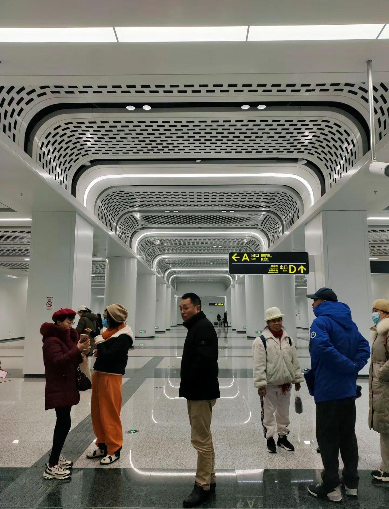 三圣乡地铁站位于成都地铁13号线，地处锦江区三圣花乡景区西北侧。车站设计以“花香