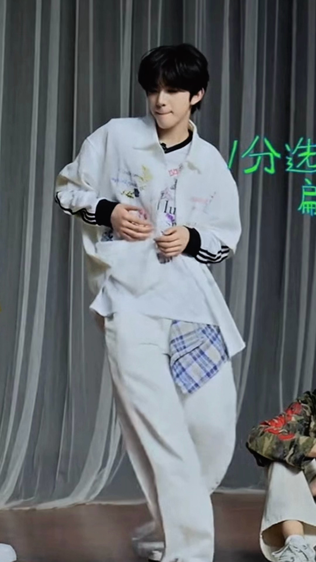 糙好帅，哥哥每次赢了就开始装装的跳舞。 
