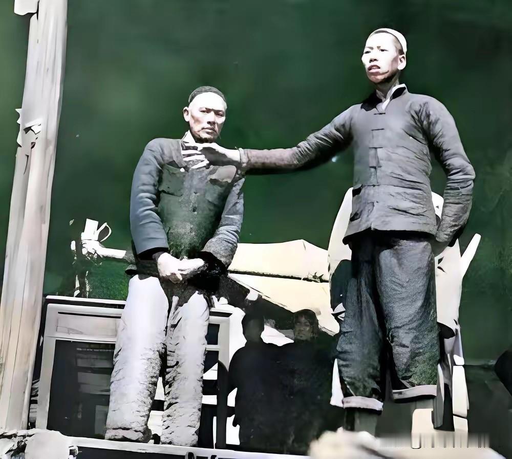 深夜柴房，地主割断地下党的绳子塞过金戒：“记住我的脸，将来替我说句话！”

19