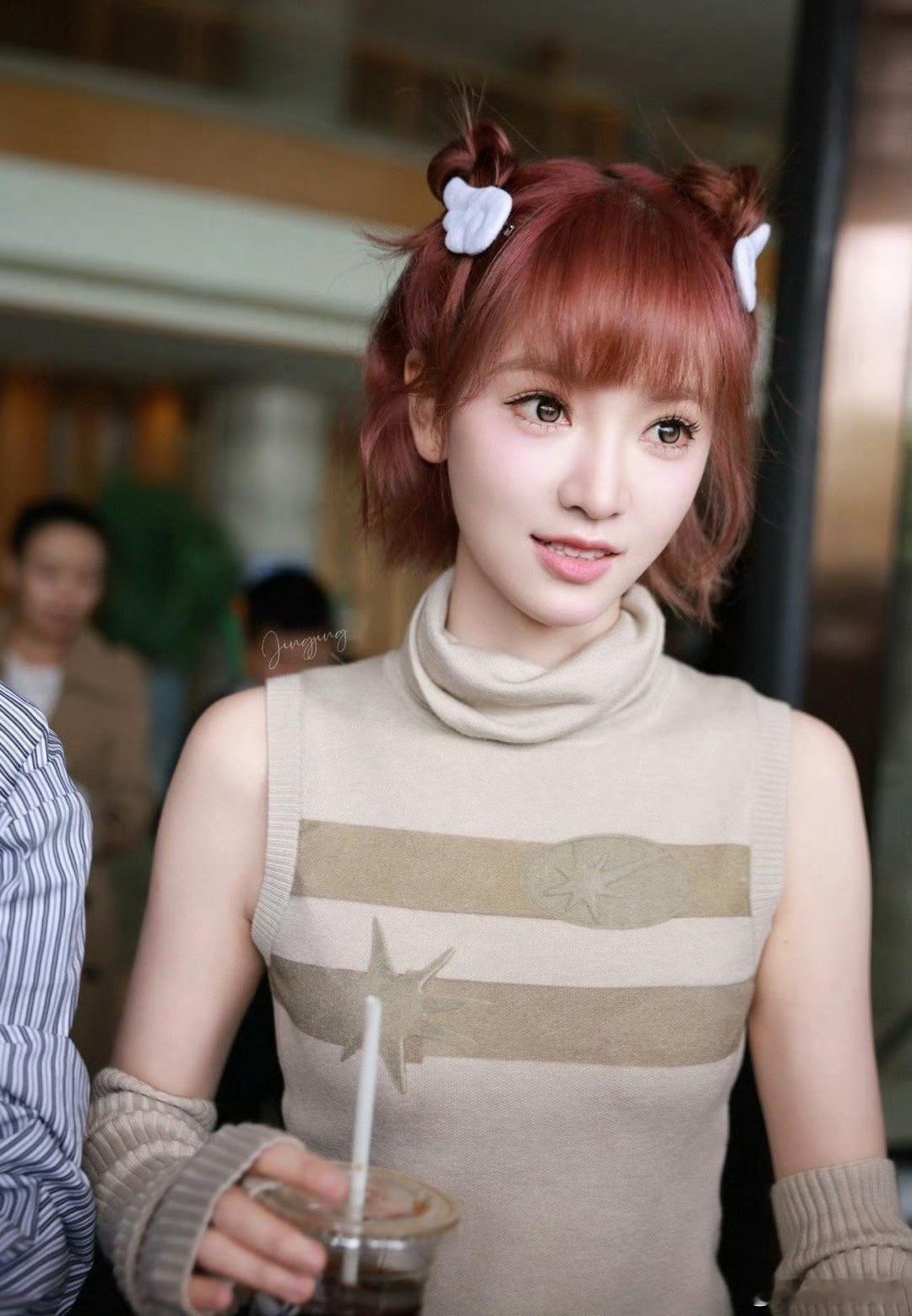 灿灿的“小学生装大人”造型成功出圈！这波满30减20的操作，我先酸为敬。黄灿灿像