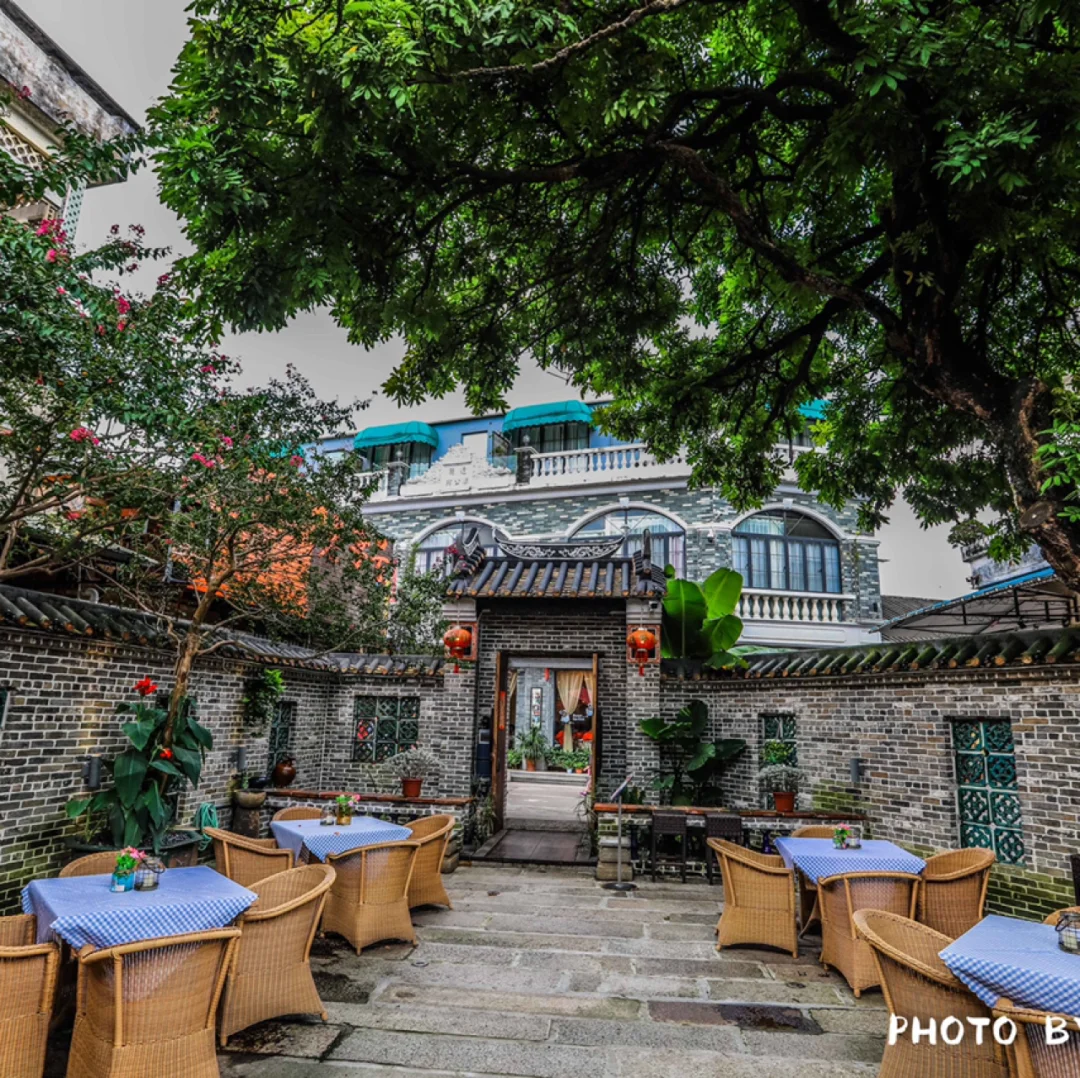 在逢简水乡，村中那一湾河水之上除了名声显赫的石桥，还有就是村前屋后的古榕树，绿荫