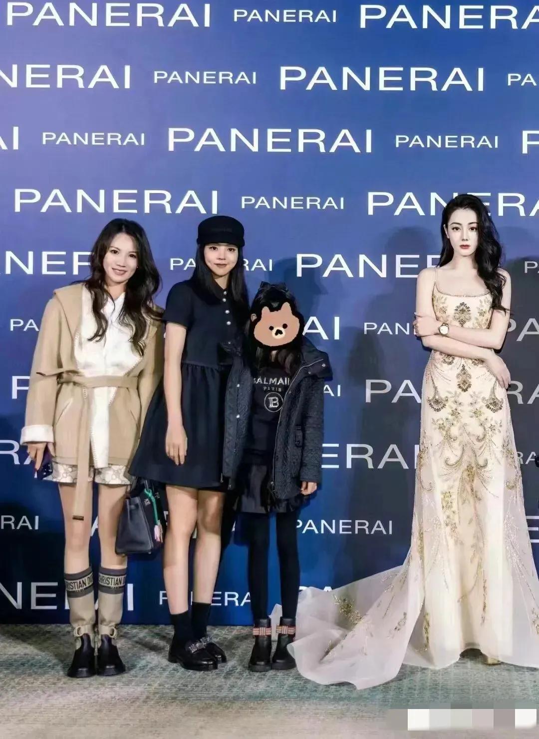 明星和普通人的差别：
这几位素人在生活里应该也算是比较美的那种了，服装简洁大方，