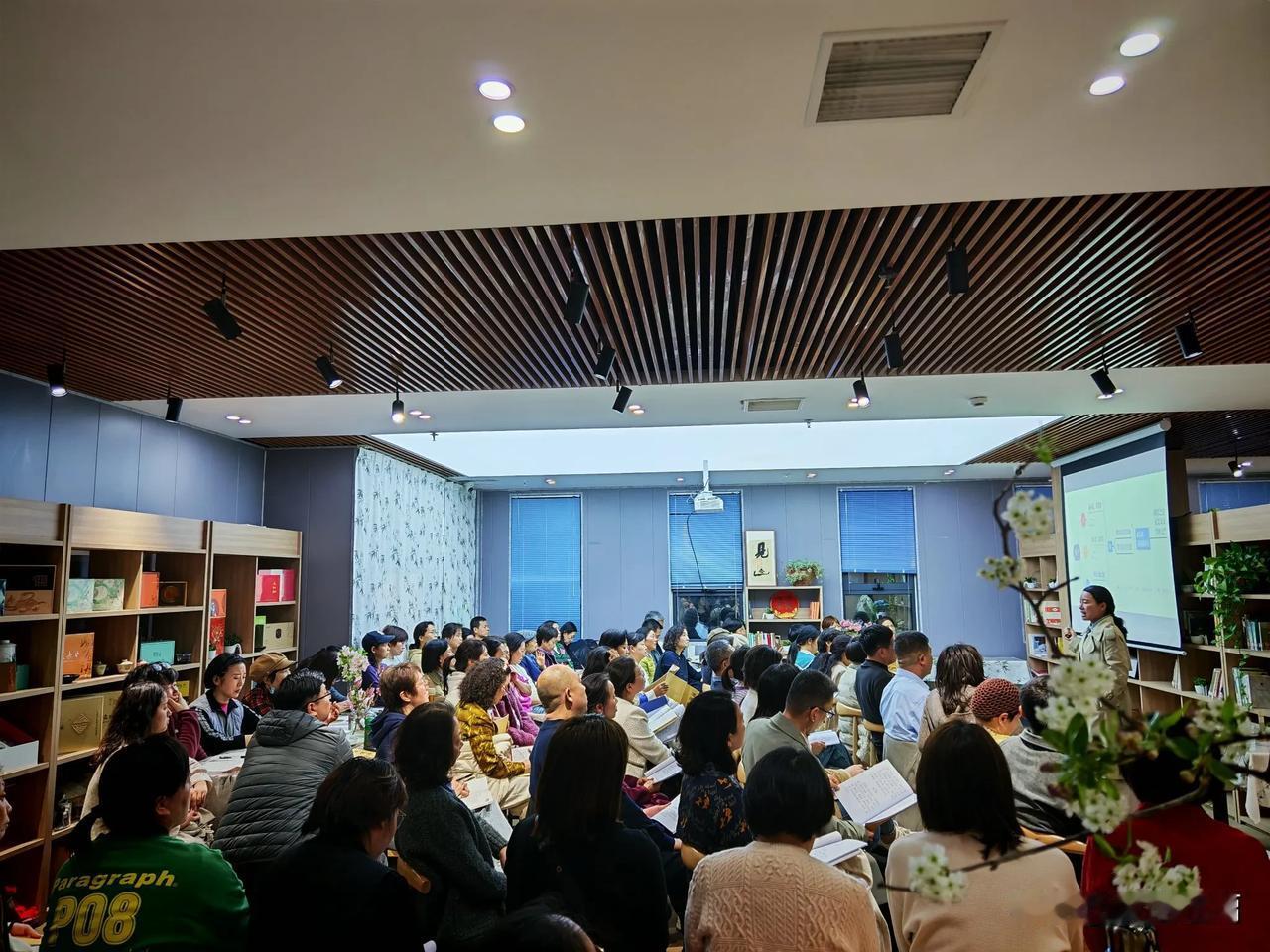 “圣人执左契，而不责于人。”对于圣人而言，他们不会和烂人烂事纠缠，而是选择放下，