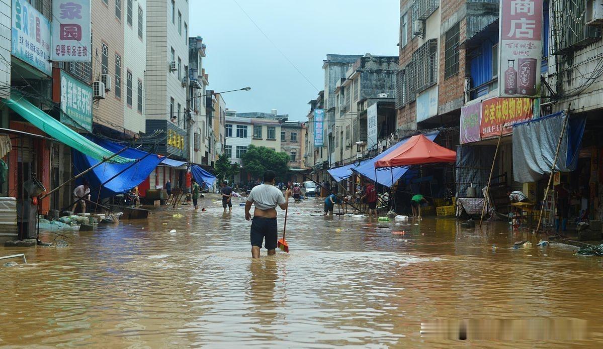 3小时暴雨破68年纪录！巴马全城淹水，商户连夜受损太揪心
 
连夜狂风骤雨肆虐！