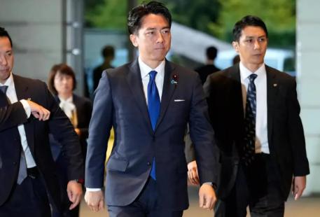 不搭理，日本连续抗议。6月30日，日本彻底坐不住了，包括日本经济产业部长赤泽亮正