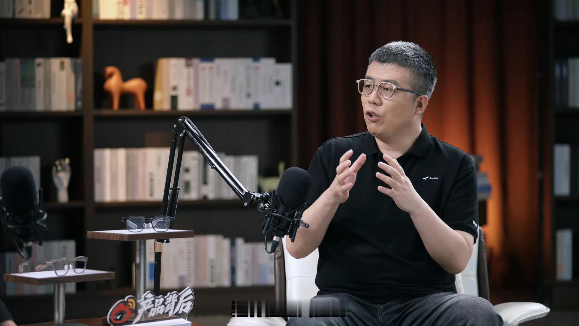 AI眼镜成为隐私重灾区说实话现在AI眼镜普及，隐私问题真的挺让人担心。手机拍照起