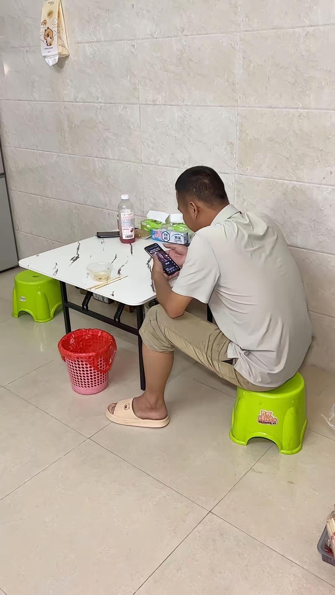 今天去我姐家吃饭，姐夫一个人蹲在小桌子前看手机，面前就一碟咸菜一碗白粥。我问我姐