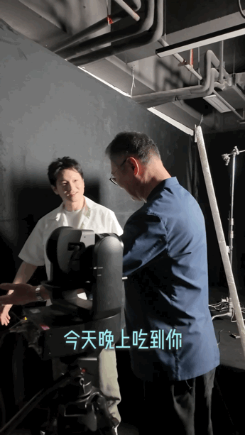 樊振东黎子安互送礼物一饭封神 没有华丽的套路，只有真心的相待，互送礼物、轻松闲谈