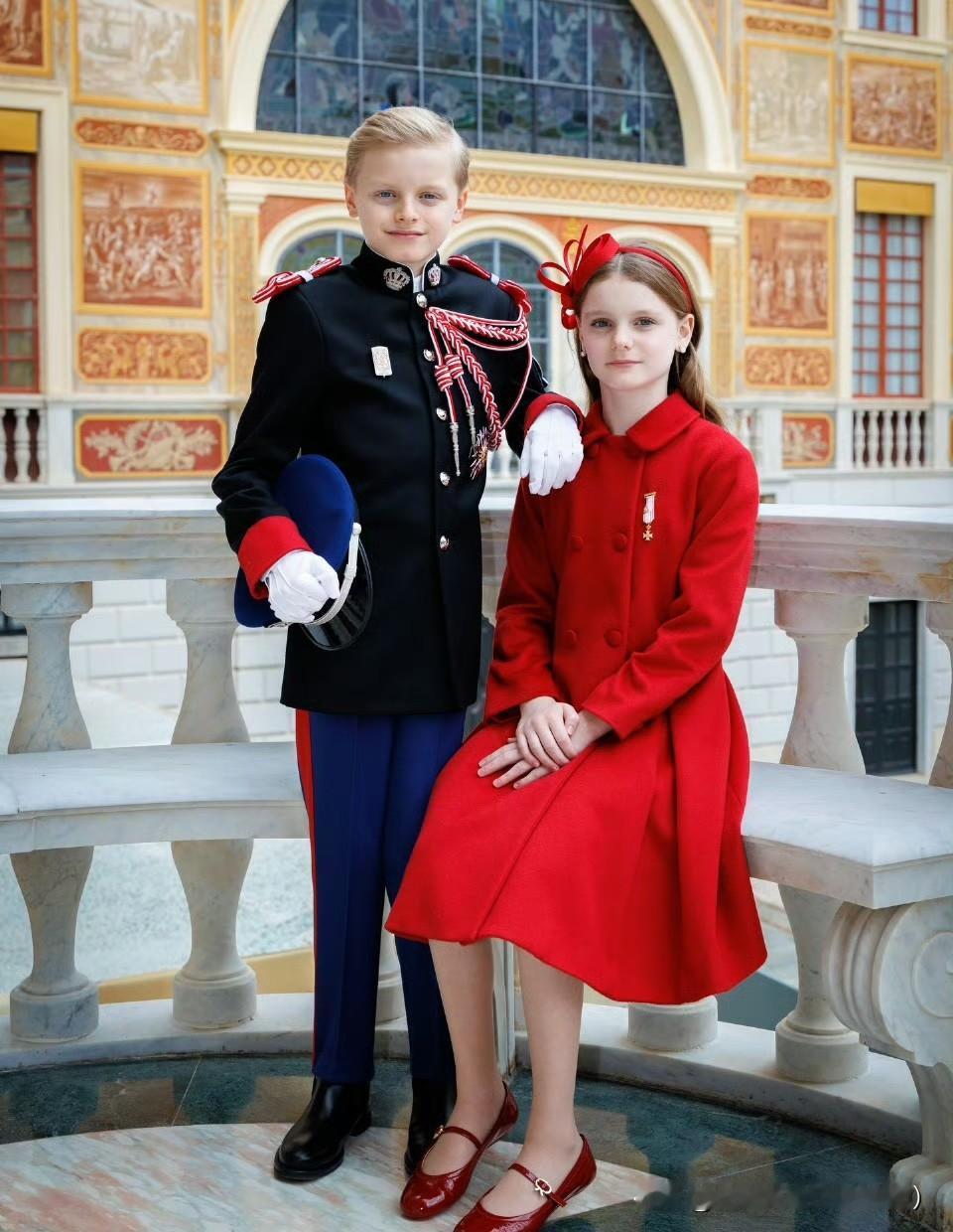 亲王夫妇的一双龙凤胎儿女，在国庆节活动上的造型！王子和公主在渐渐长大，小公主佩戴