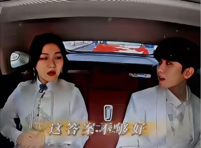 金靖：“啊，扣子崩开了！”

蔡徐坤：“一定是衣服的问题。”

金靖：“这个答案