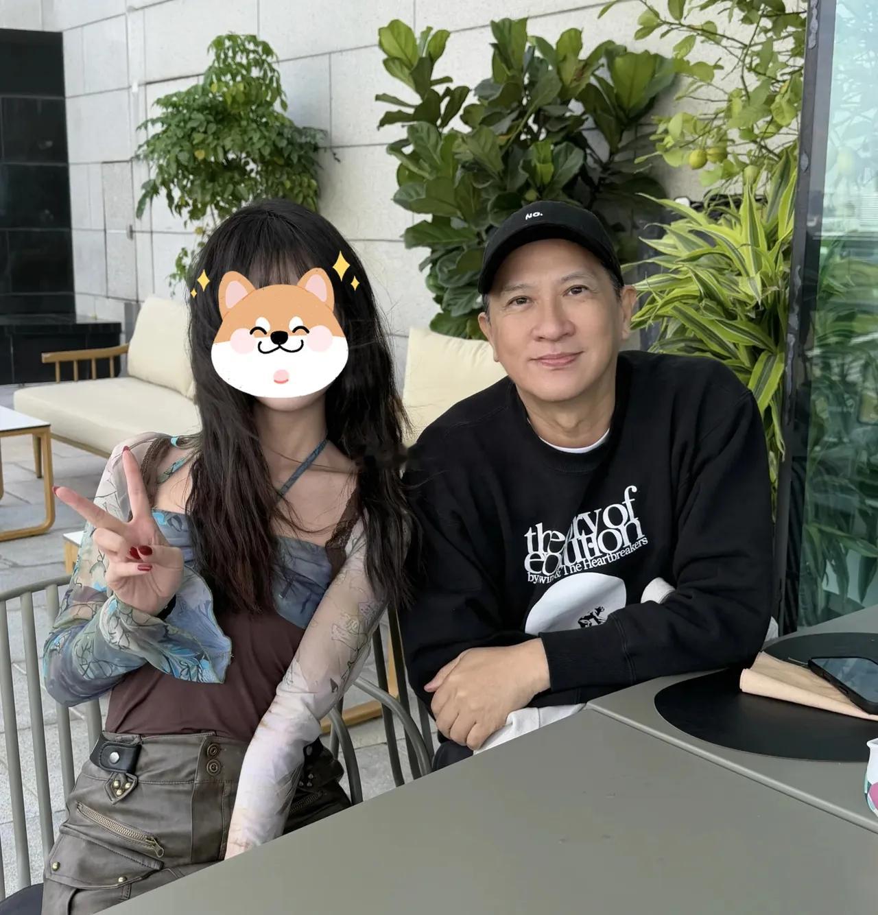 有网友在香港中环偶遇张家辉，他待人超亲和，粉丝认出后大方合影，性格爽朗又幽默。早