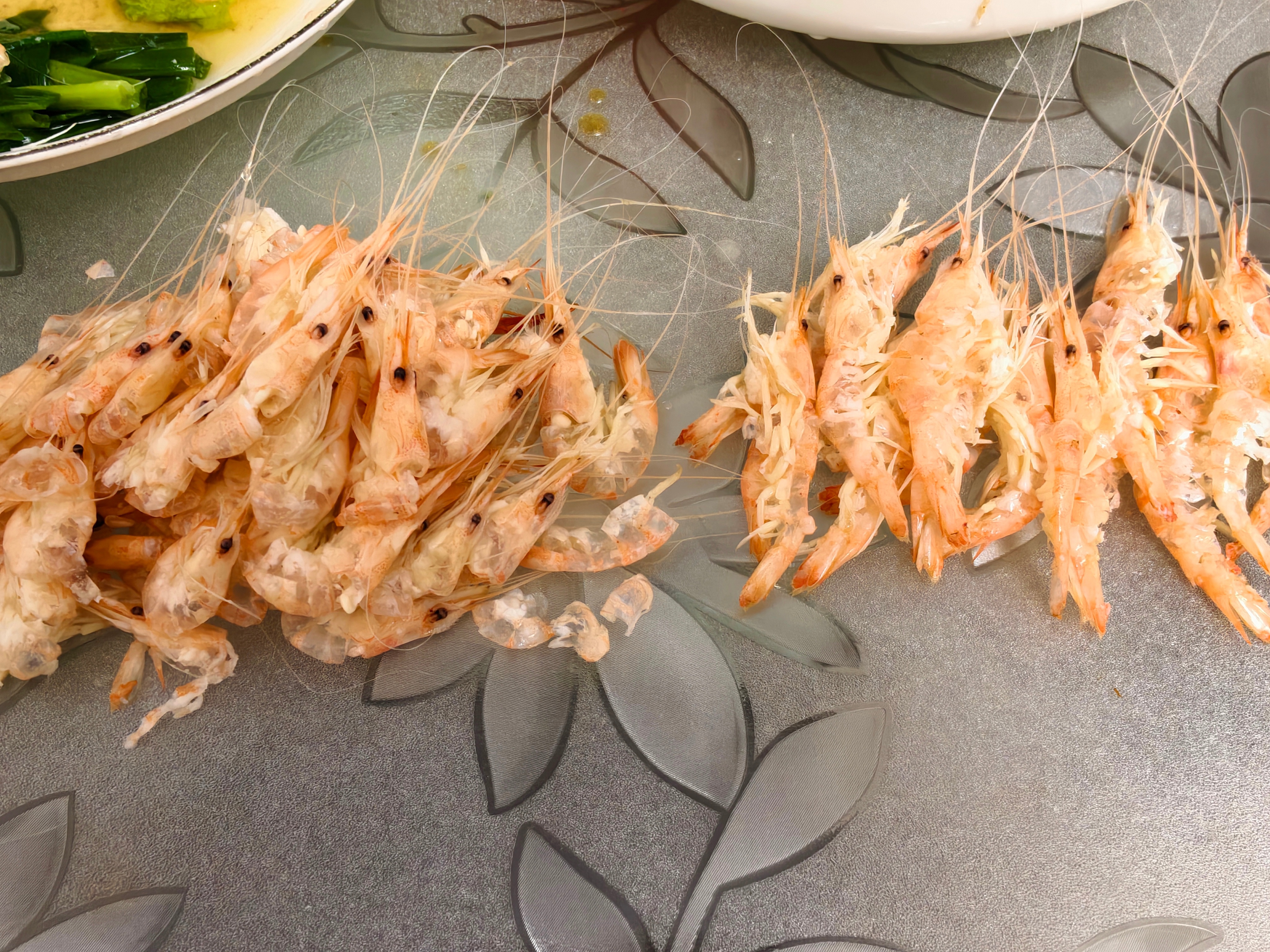 白米虾到底该怎么吃？左边更省力些，直接背出肉，出肉后壳还是卷起来的样子右边更考验