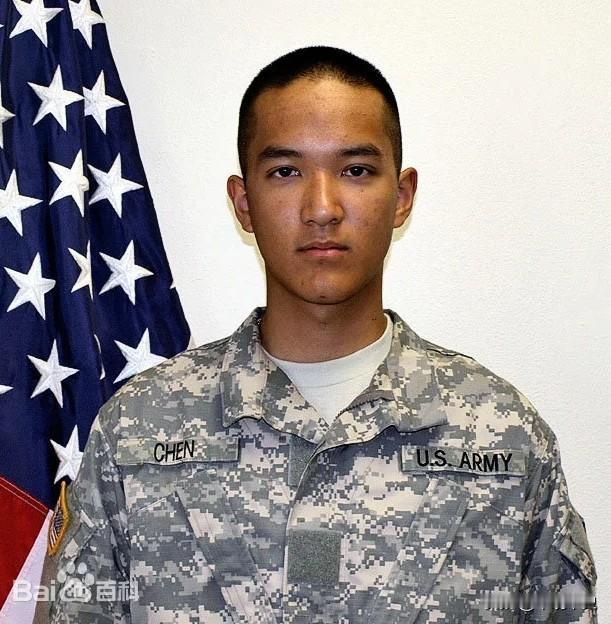 年仅19岁的美国华裔士兵陈宇晖，只因洗澡忘关水龙头，被美国军官拖到石子路上，背部