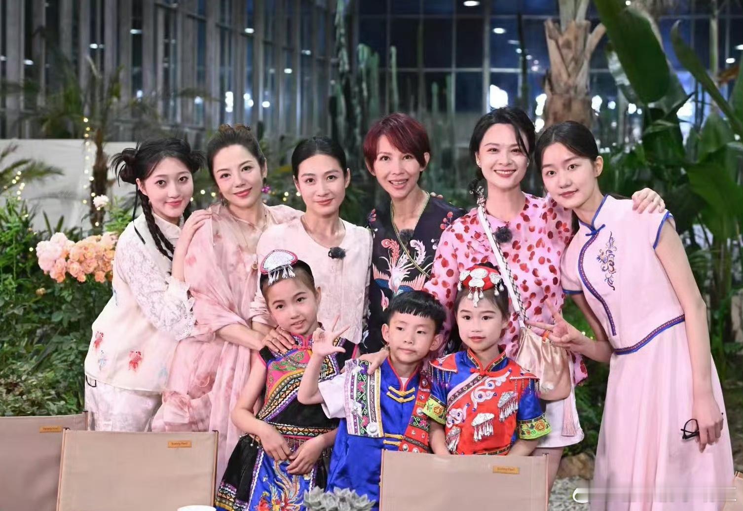 #温宜胧月长这么大了# 温宜胧月居然都长这么大了，甄嬛传演员时隔13年团聚，俩小