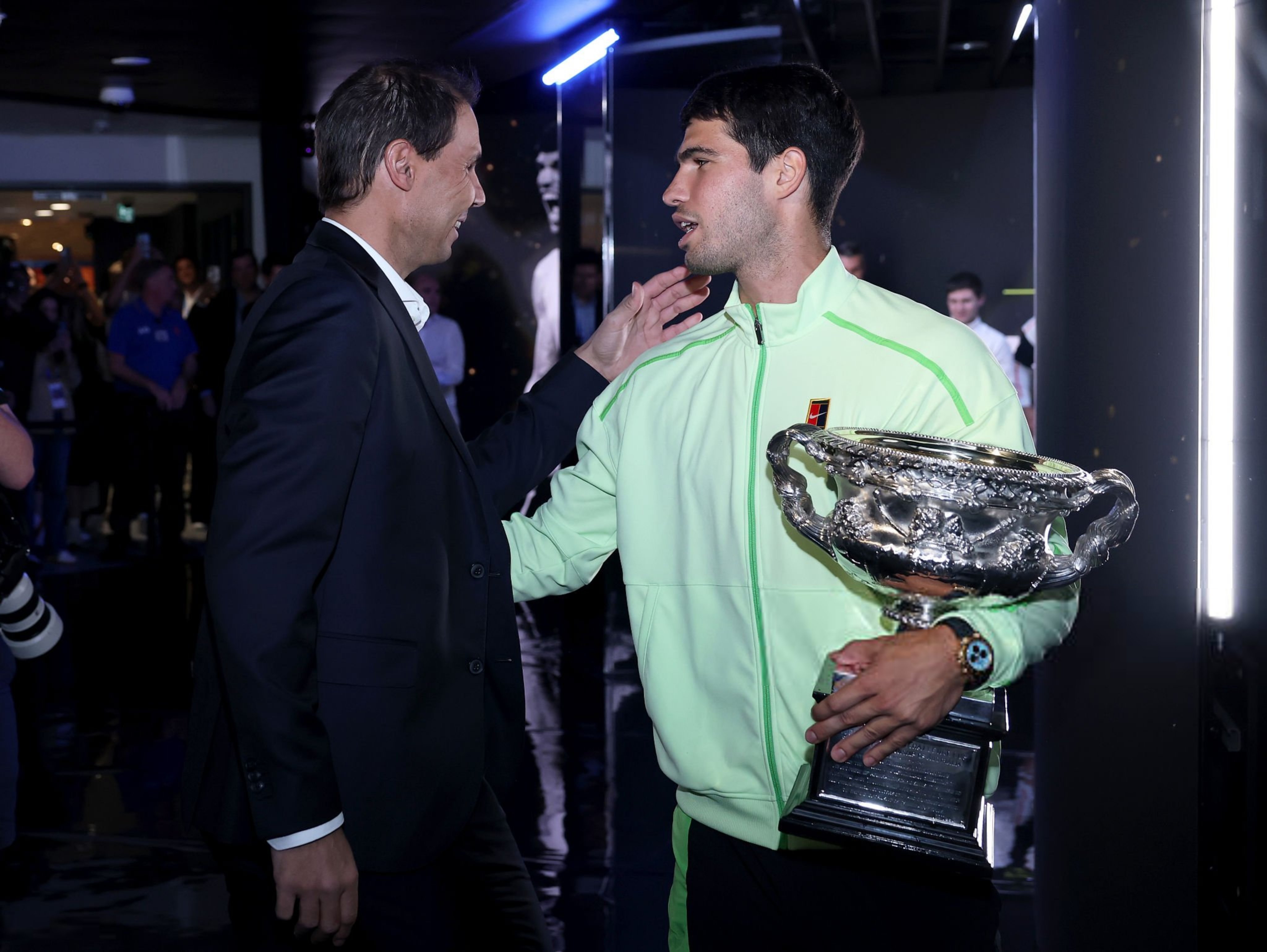 阿尔卡拉斯澳网夺冠的最后两场比赛，几乎复刻了纳达尔在2009年澳网夺冠的经历——