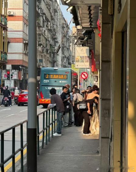 澳门偶遇白鹿拍摄偶遇白鹿澳门拍摄澳门偶遇白鹿拍摄，状态绝佳！简约穿搭难掩好气质，