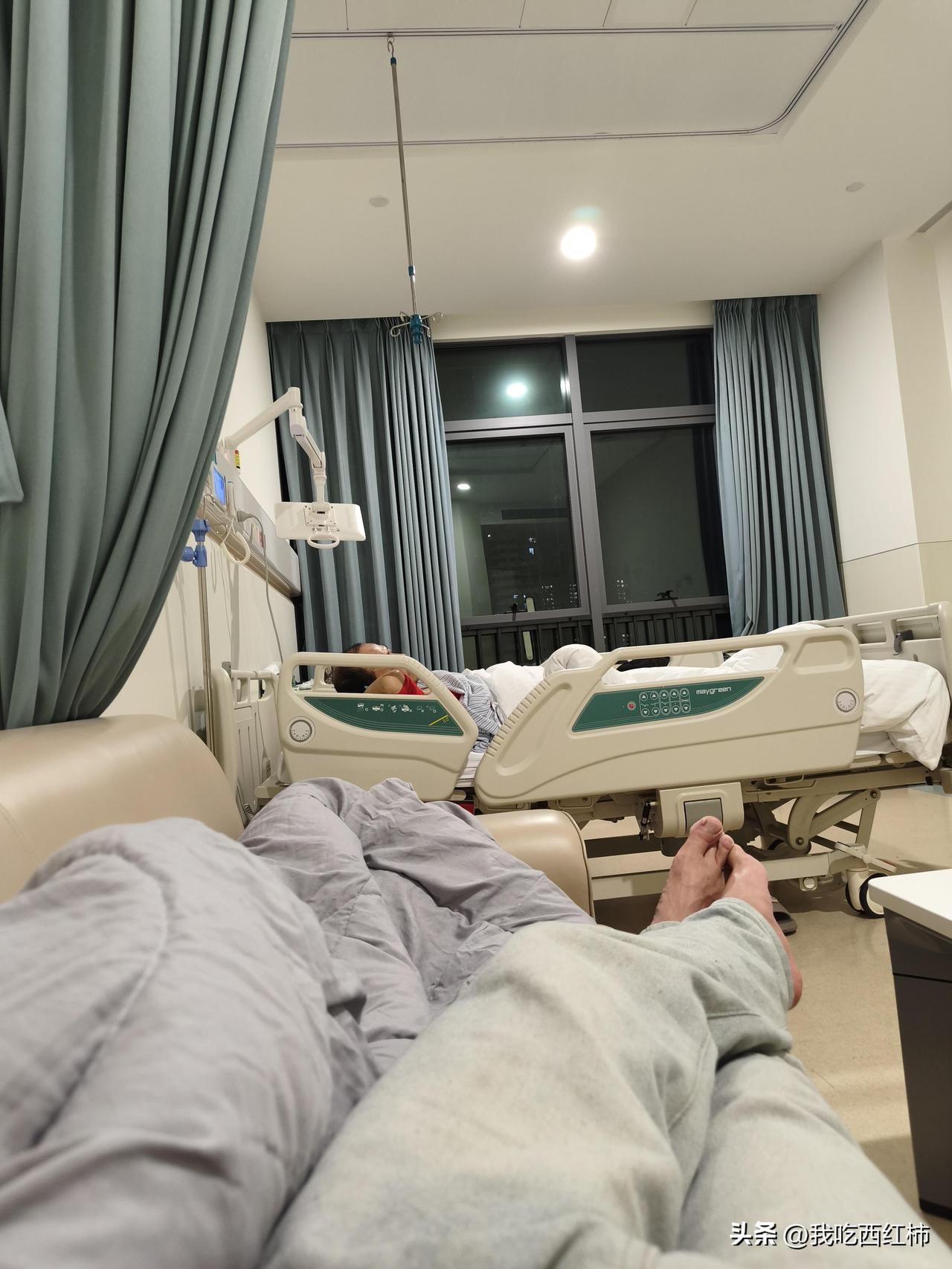 零零后男生瞒着家人在深圳当护工，300一天
目前我照顾的这个病人要全天陪护，老人