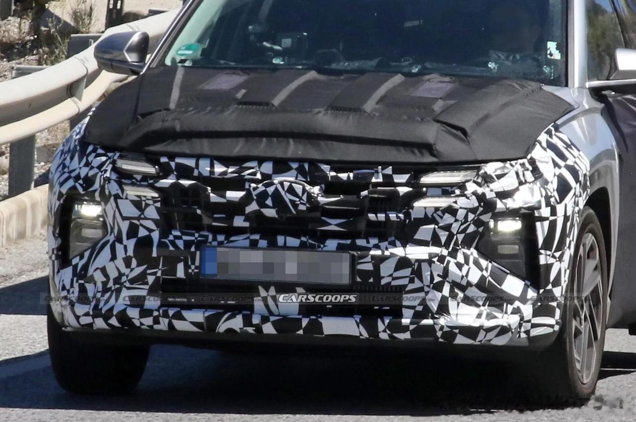 新款现代途胜谍照曝光，看起来更具侵略性，目测更换了库斯途同款更大的嘴。话说现在库