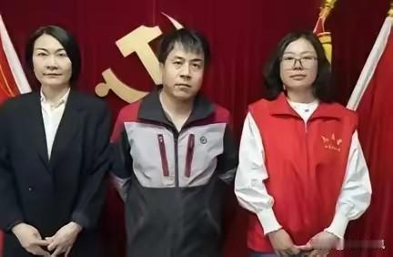 这就是命！2025年5月，北京一快递小哥在一栋别墅送快递，发现女主人前一天的快递