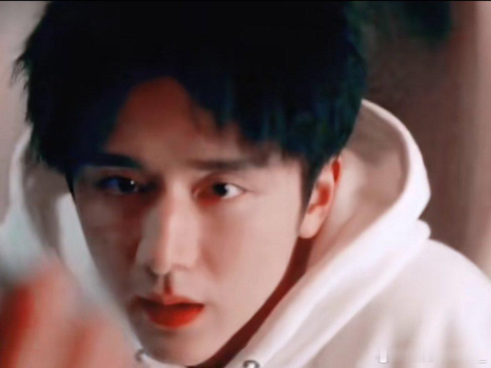 #张新成[超话]# 不知道为什么这几张图的眼尾看起来红红的[可怜][可怜]破碎感