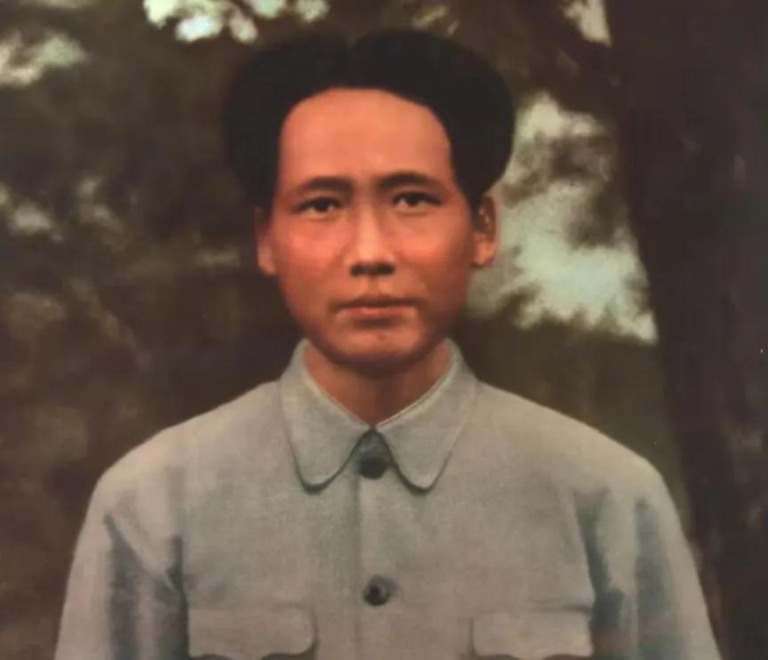 红军时期，他虽然赢得了前三次反围剿等一系列胜利，创建了中央红军和中央革命根据地，