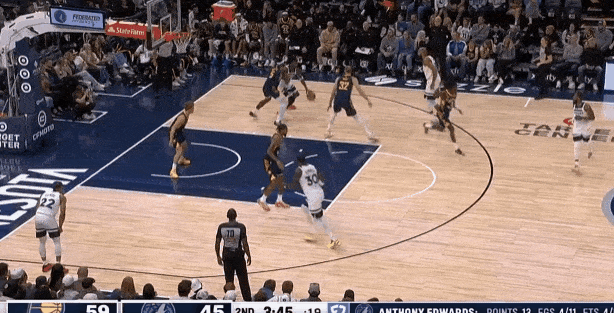 大野牛！兰德尔人群中抢下篮板完成暴扣！
在今天NBA季前赛森林狼对阵步行者的第二