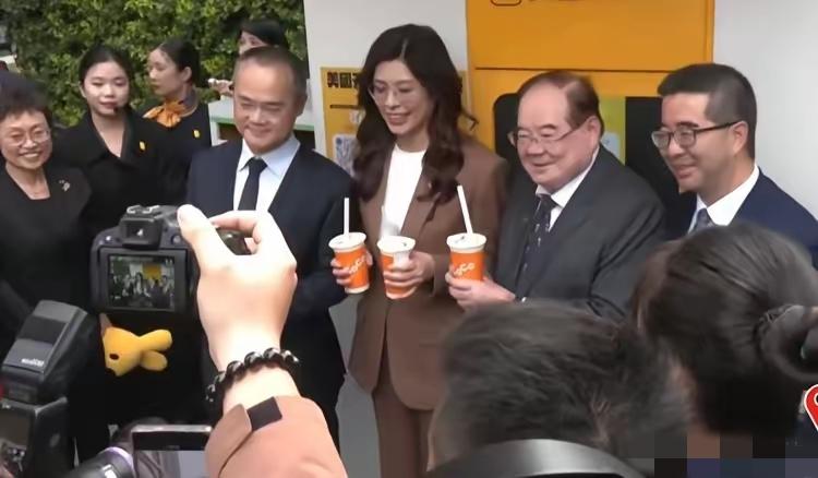 她们到访了美团的巨头行业那里，由老总王兴亲自出马陪同讲解。

要是这次达成项目合