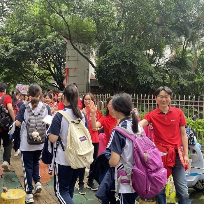 为圆丈夫大学梦妻子公益助考4年从弥补一人遗憾，到点亮四户希望。毛艳辉夫妻俩守着包