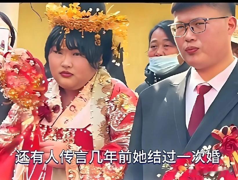 朱雪梅前段时间说减肥的，怎么还没瘦，两百斤身材太惹眼！新娘子蛮漂亮的啊，就是有些