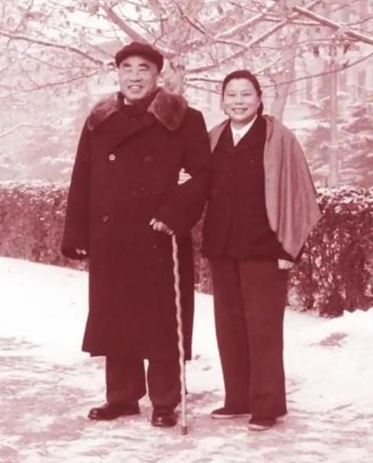 1976年，朱老总临终前对妻子康克清调侃道：“我这辈子没有什么遗憾的，就是没吃饱