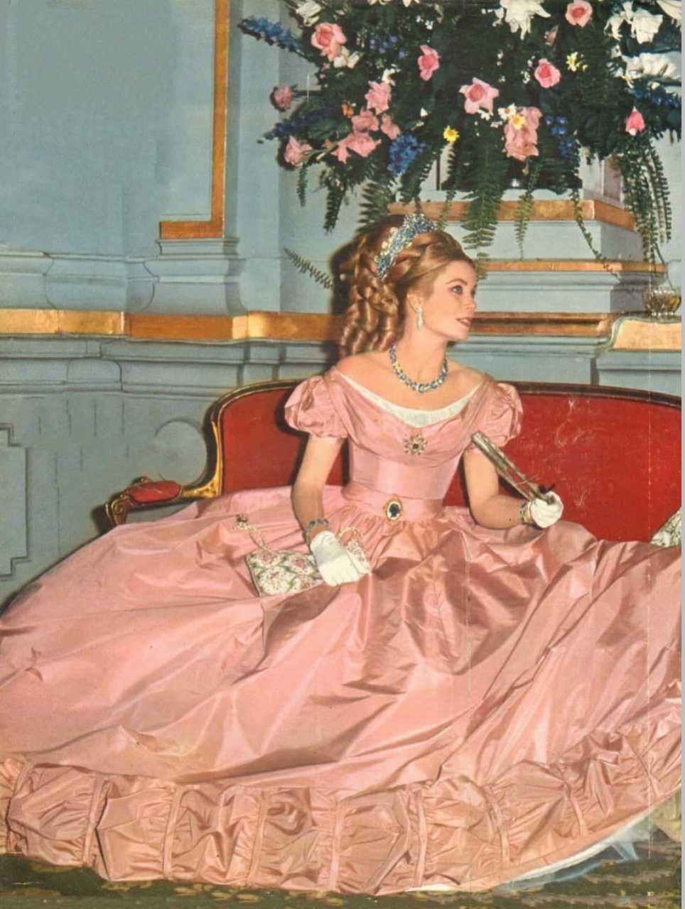 【来自投稿】1966年蒙特卡罗   摩纳哥王妃格蕾丝·凯莉 在皇家舞会上，她身穿