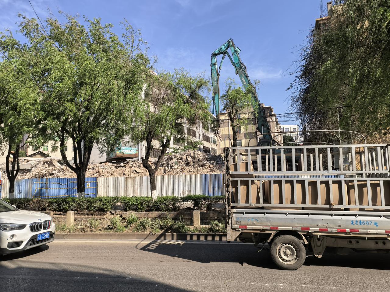 呈贡石龙路到昆磨高速公路的之间的这一段，从兴呈路与石龙路交叉口这段上去是要拓宽改