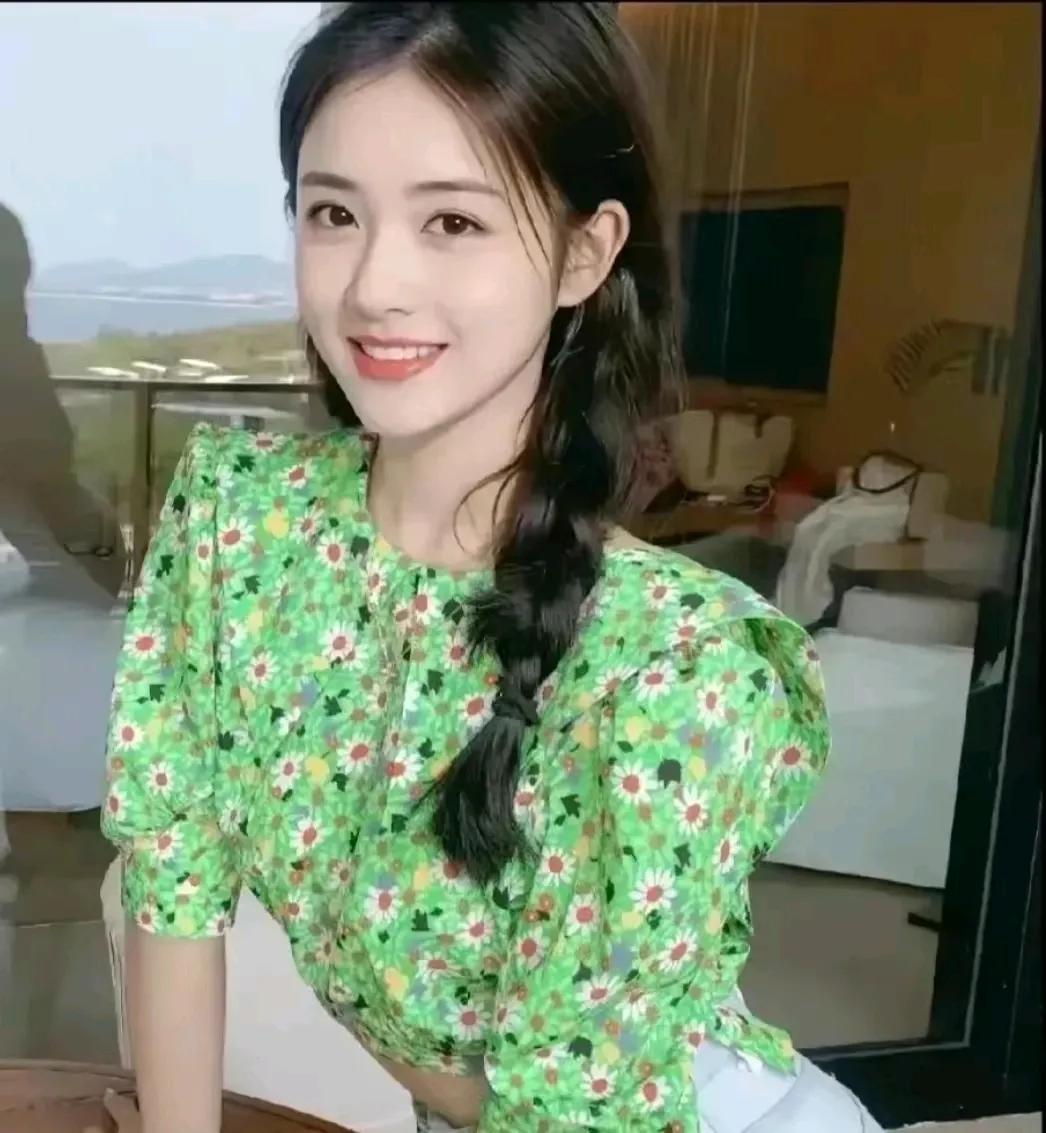 最动人的瞬间莫过于是两颗心的紧密相连。丽娜与林浩在黄昏的沙滩上漫步，海风轻拂，他