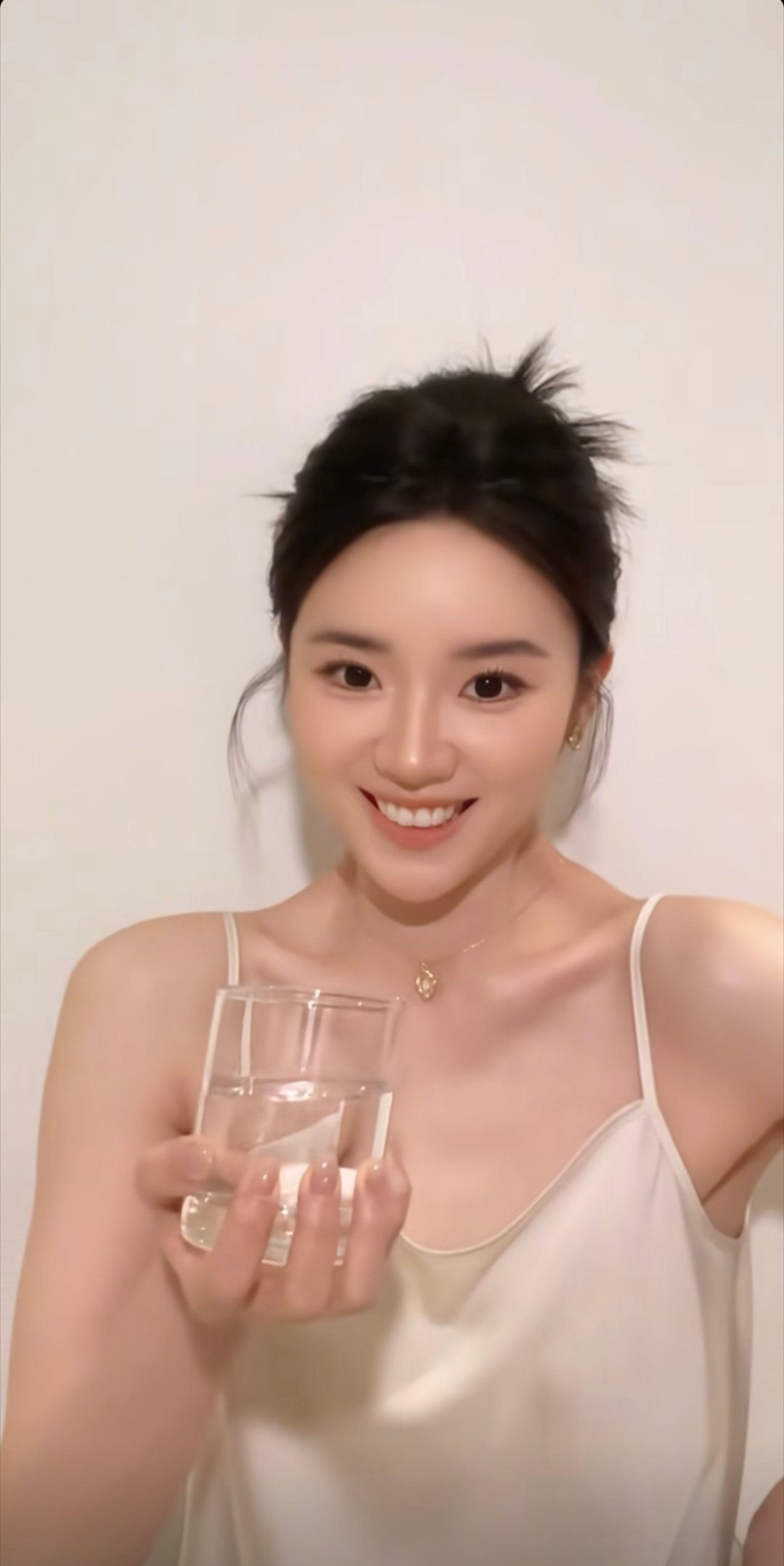 张月 🌸月努力月幸运 考古到两张百分之八十的人没看过但又很漂亮的月月，细肩吊带