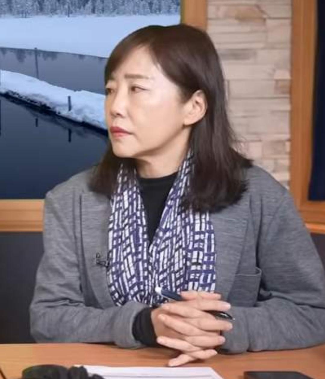 郑丽文果然还是有两把刷子的，她想出来一招化解与老赵之间的嫌隙，亲自邀请老赵的密友