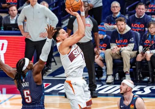 比赛中，布克在一次与雷霆后卫亚历克斯-卡鲁索的对抗后被吹技术犯规，太阳队还对布克