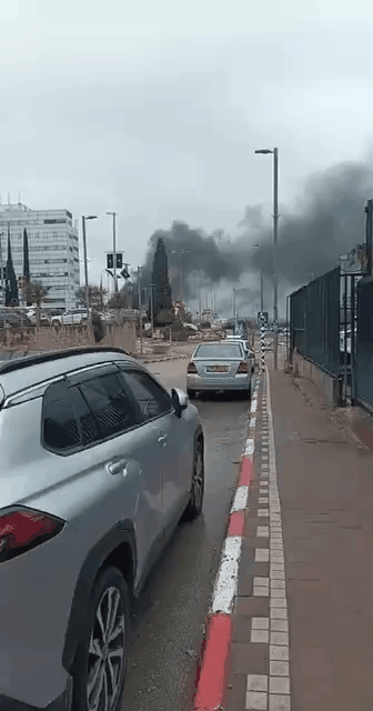 🇮🇷🇮🇱在海法和耶路撒冷拦截伊朗发射物的过程中，以色列防空系统的火箭残片