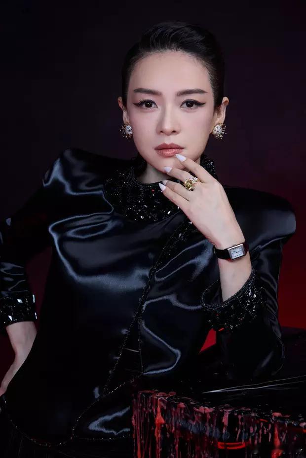 章子怡身着一袭黑色礼服又美又飒，女 王气场全开，霸气十足！ ​​​