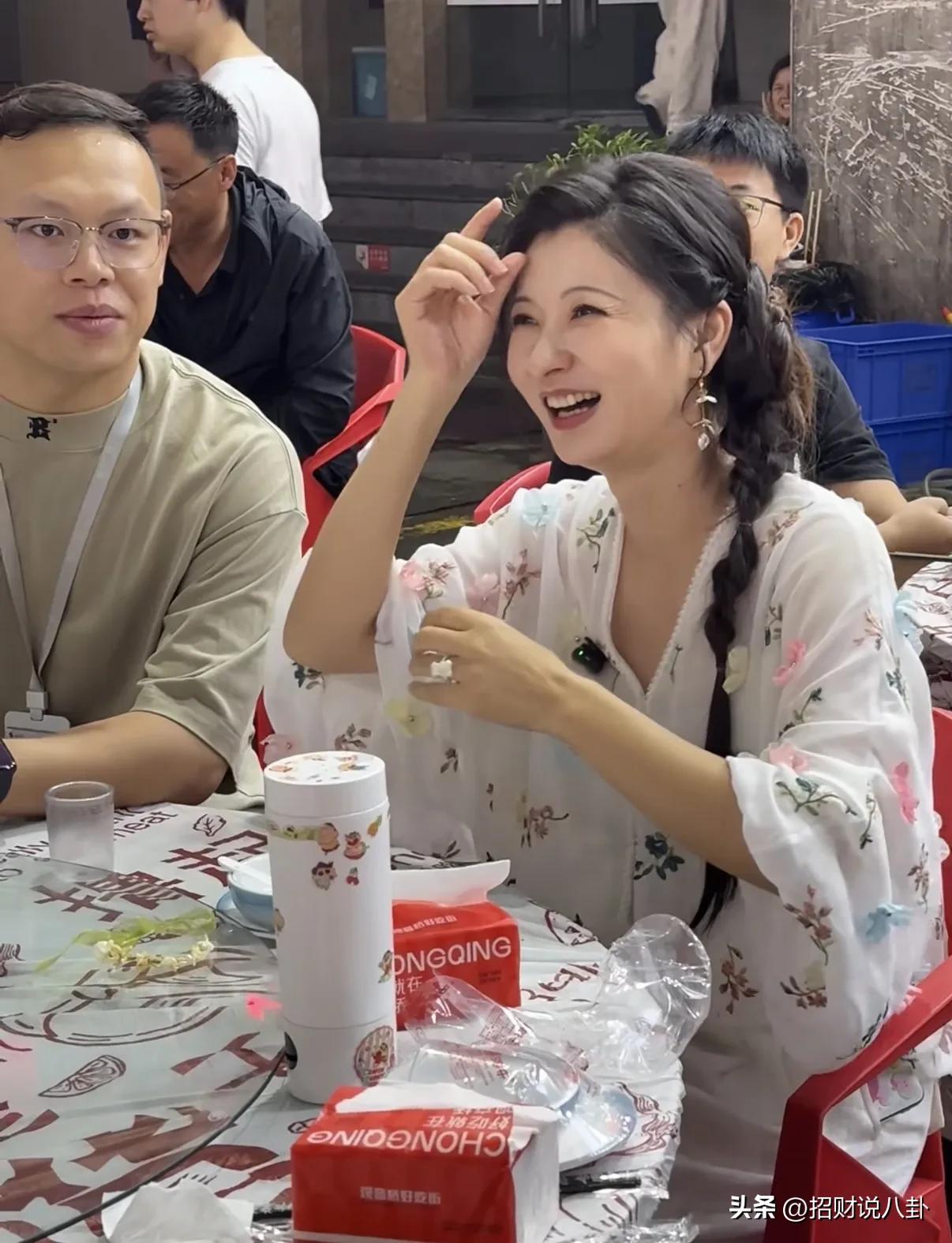 网友在重庆偶遇眉庄姐姐斓曦，岁月不饶人，当年的白月光女神如今也成中年大妈了。
