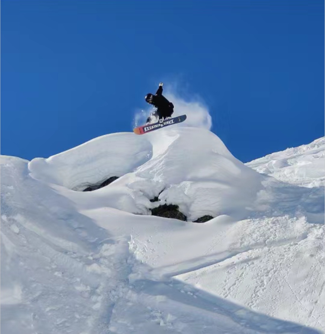 #00后开公司给员工放滑雪假#又是羡慕别人家公司的一天，老板陪员工一起滑雪。早就