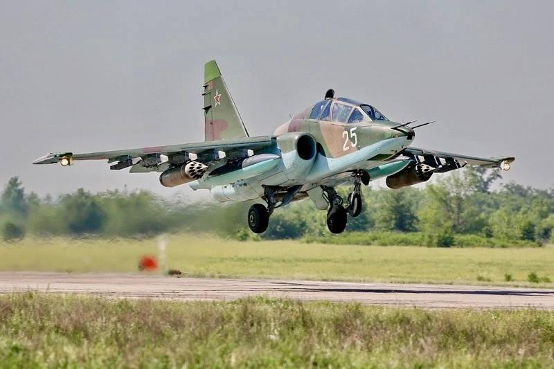 俄罗斯空军现役的苏-25UB教练机。
该机型的首架原型机 T-8UB-1 于19