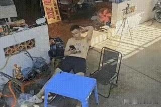 这样的男人太自私了，看他满身的纹身就不是好鸟，心黑手辣吃独食。赶紧离开他要不以后