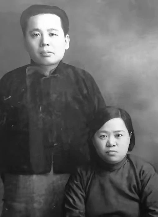 1914年，张恨水被老妈逼着娶了徐文淑，嫌她丑，却不得不凑合过日子。

谁知徐连