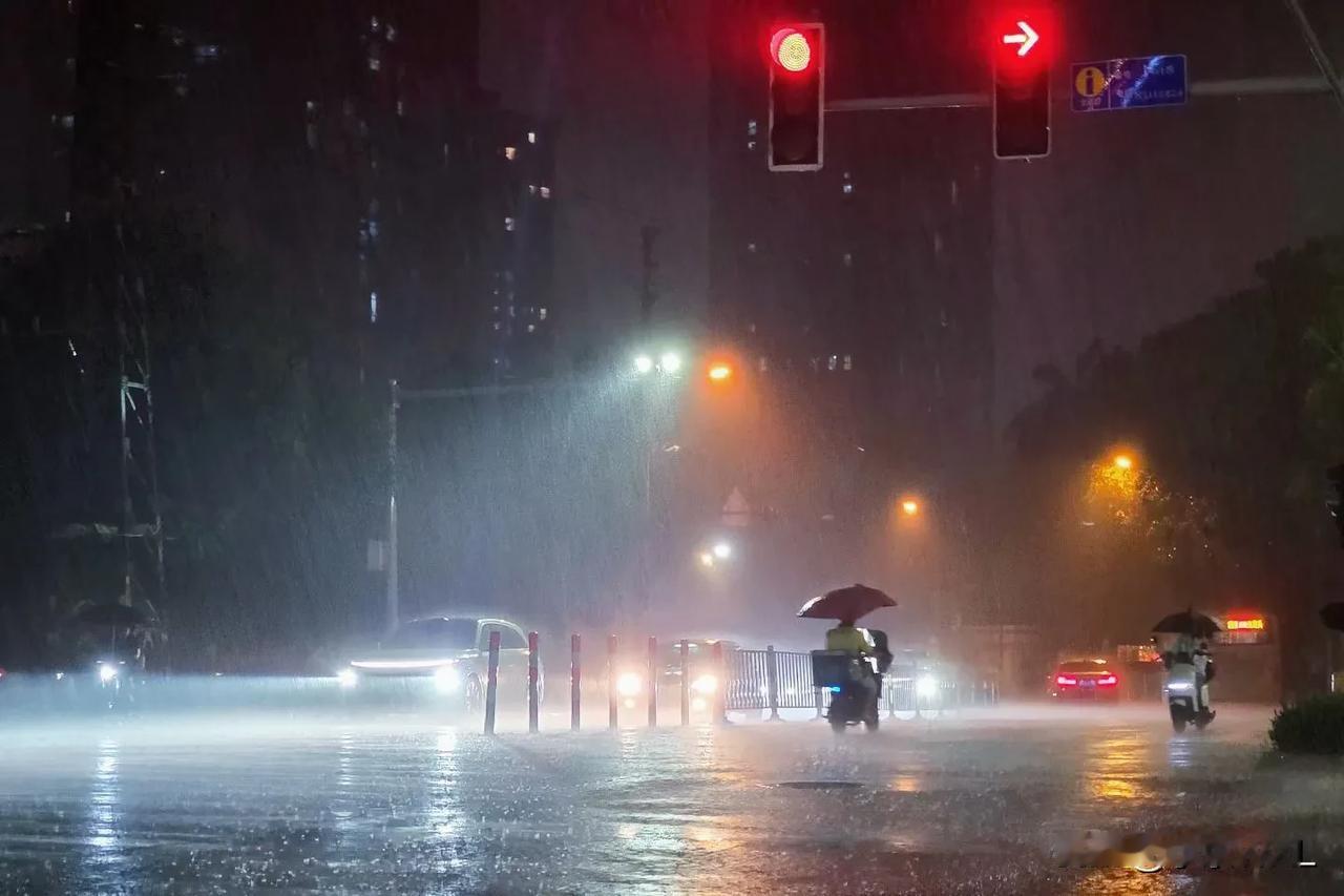 八月的最后一个夜晚
自驾旅行记录
八月的最后一个晚上，雨哗啦哗啦地下。在雨中的景