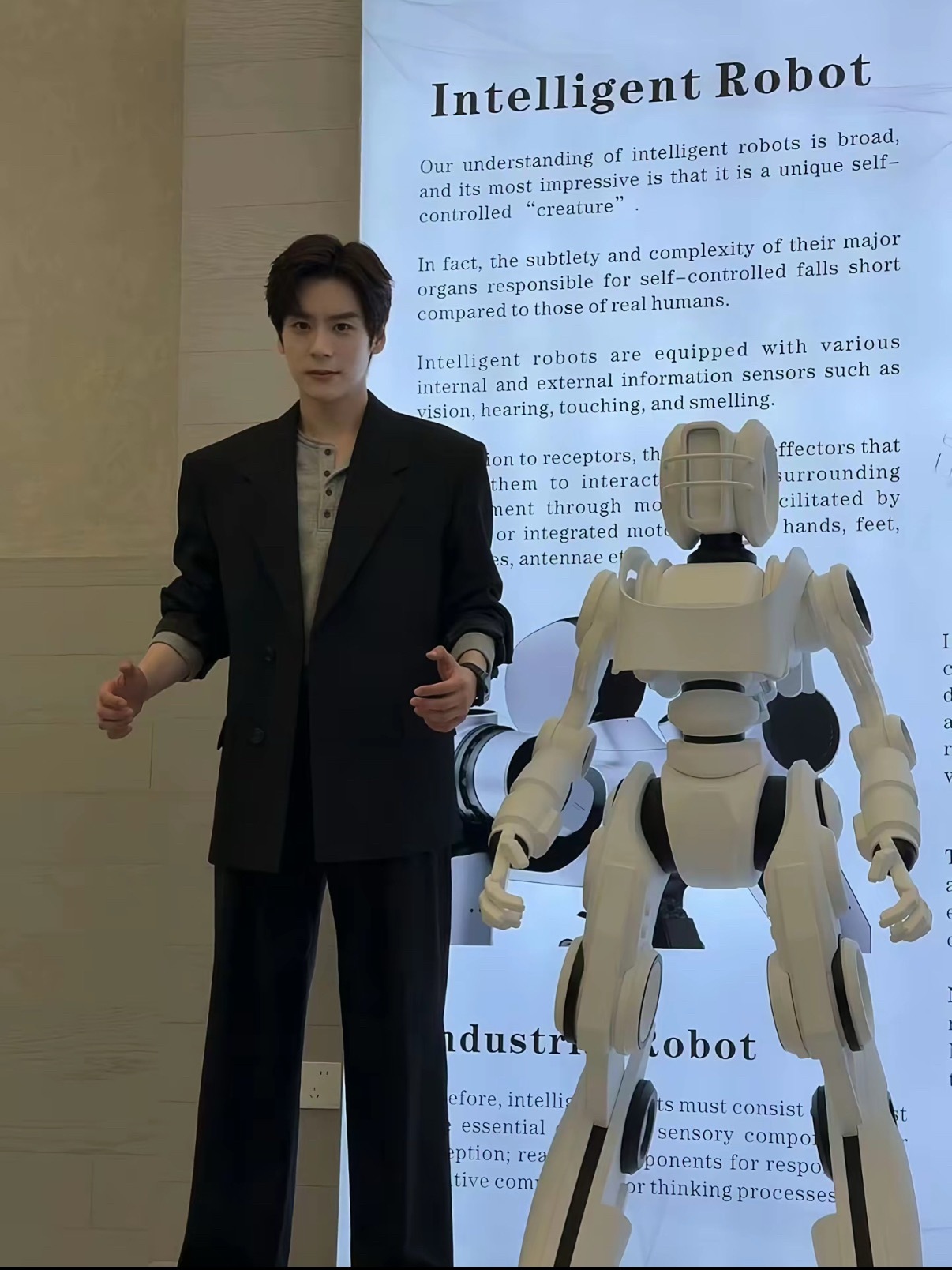 魏哲鸣身高多少啊 比例看起来很不错 