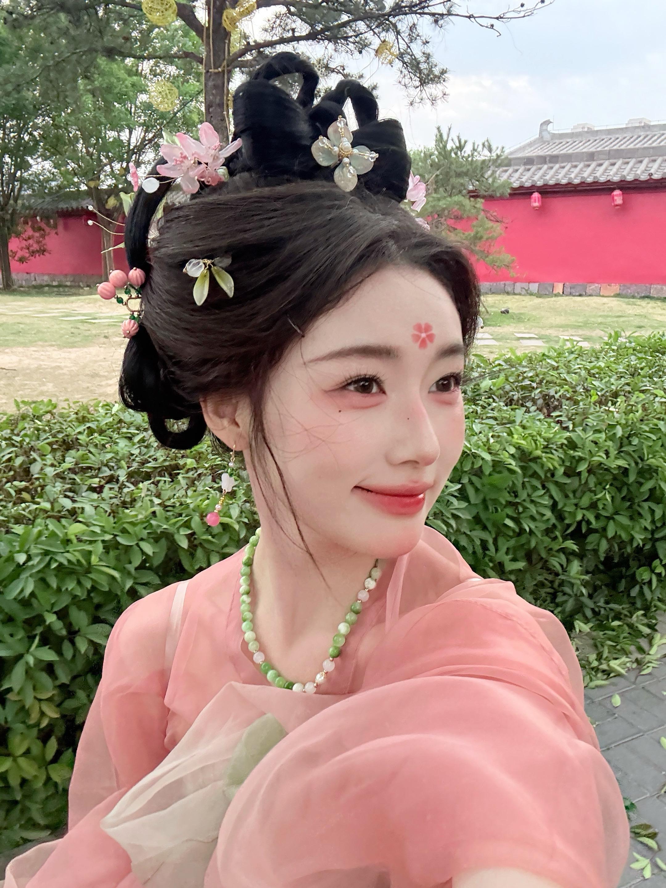 喜欢你才对你装可爱。